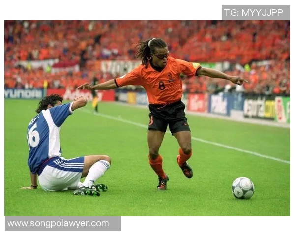 纵观绿茵场上防守核心后腰球星的战术智慧与时代价值