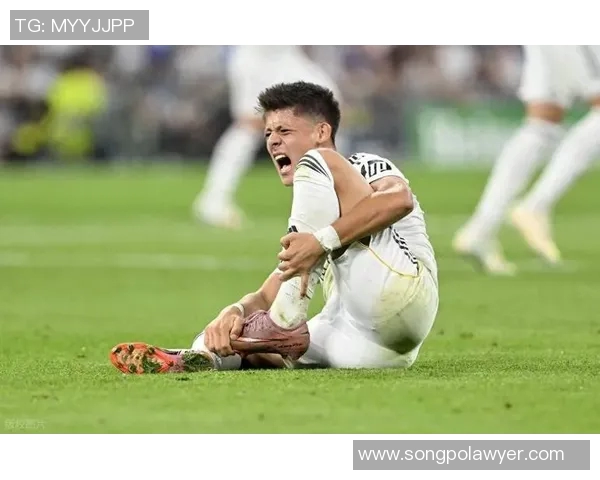 足球球星赛场偷笑瞬间展现轻松一面引发球迷热议