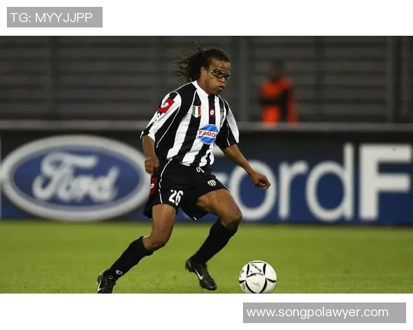 百年足球传奇:盘点历史上十大最具影响力球星及其辉煌足迹 百年足球传奇:盘点历史上十大最具影响力球星及其辉煌足迹