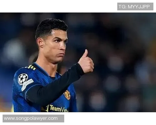 足球球星进球后双手遮脸展现独特庆祝方式引发球迷热议 足球球星进球后双手遮脸展现独特庆祝方式引发球迷热议